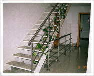 Stahltreppe mit Granitstufen und Edelstahlgelnder